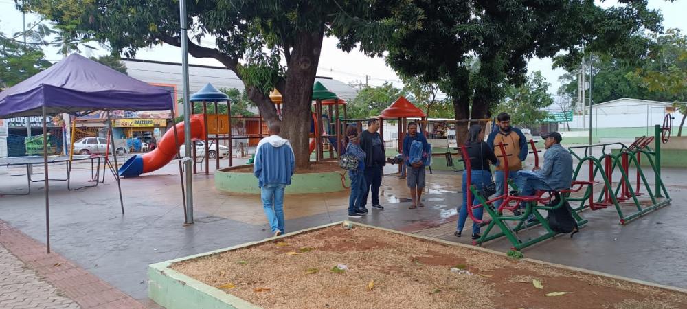 Pessoas em situação de rua recebem cobertores e alimentos para aquecer