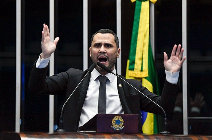 Cleitinho critica projeto que pune discriminação de políticos