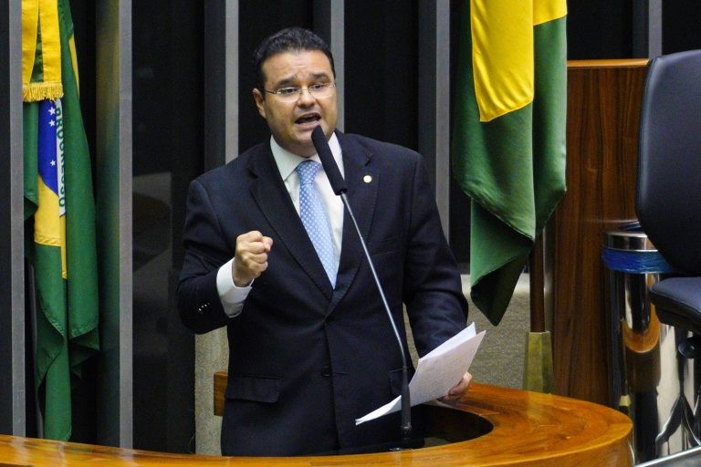 Projeto prevê a participação de advogado na defesa de recursos contra infrações de trânsito