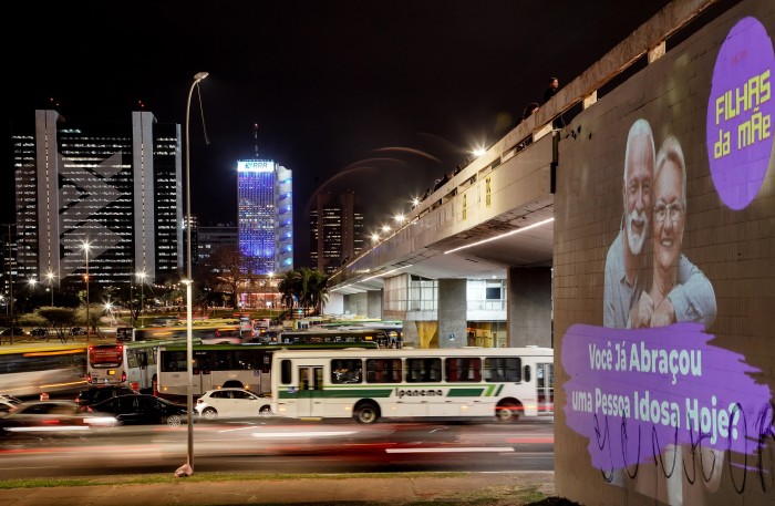 Projeções em prédios públicos do DF pedem proteção aos idosos