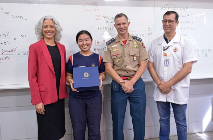 Vencedora do Jovem Senador no DF é anunciada com surpresa em escola