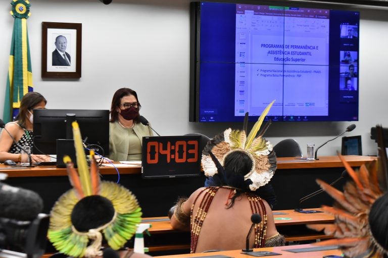 Estudantes indígenas e quilombolas cobram novas vagas para programa de permanência