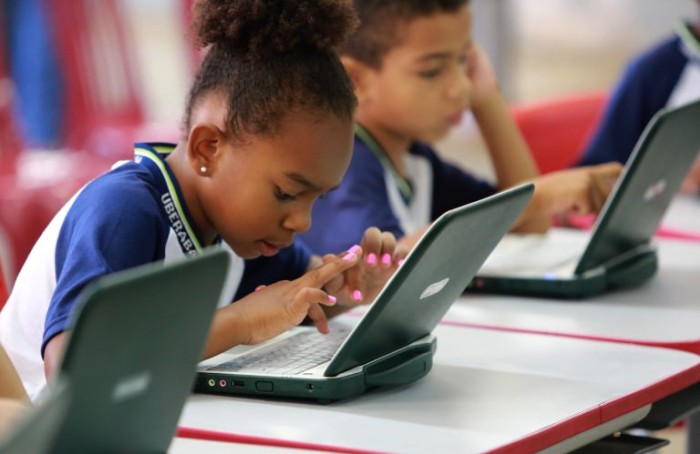 Comissão discute dificuldades enfrentadas para fornecer internet de graça para aluno carente