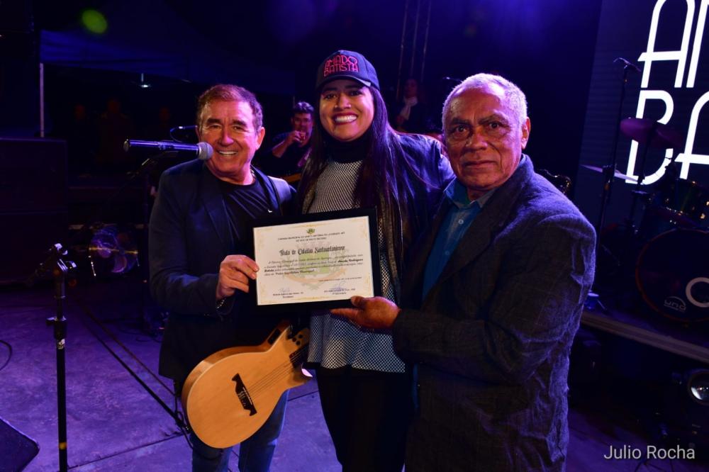 Prefeitura de Santo Antônio gasta R$ 269 mil com show de Amado Batista enquanto população reclama de asfalto mal feito