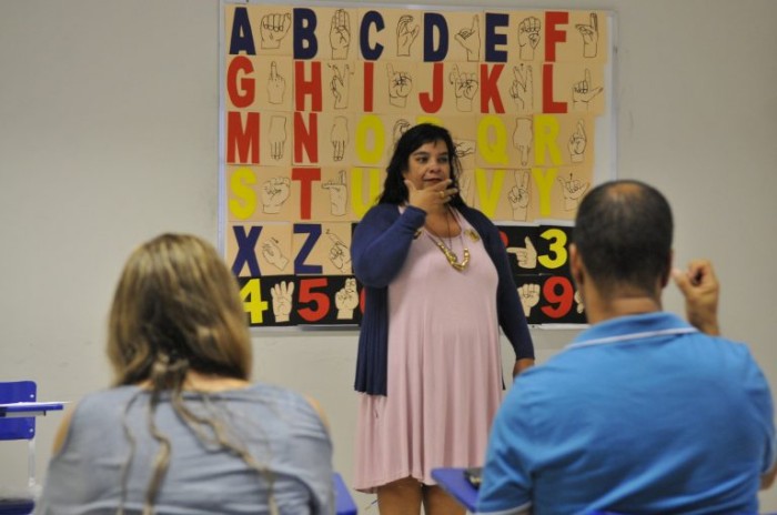 Comissão debate a instituição do Dia da Diversidade Surda