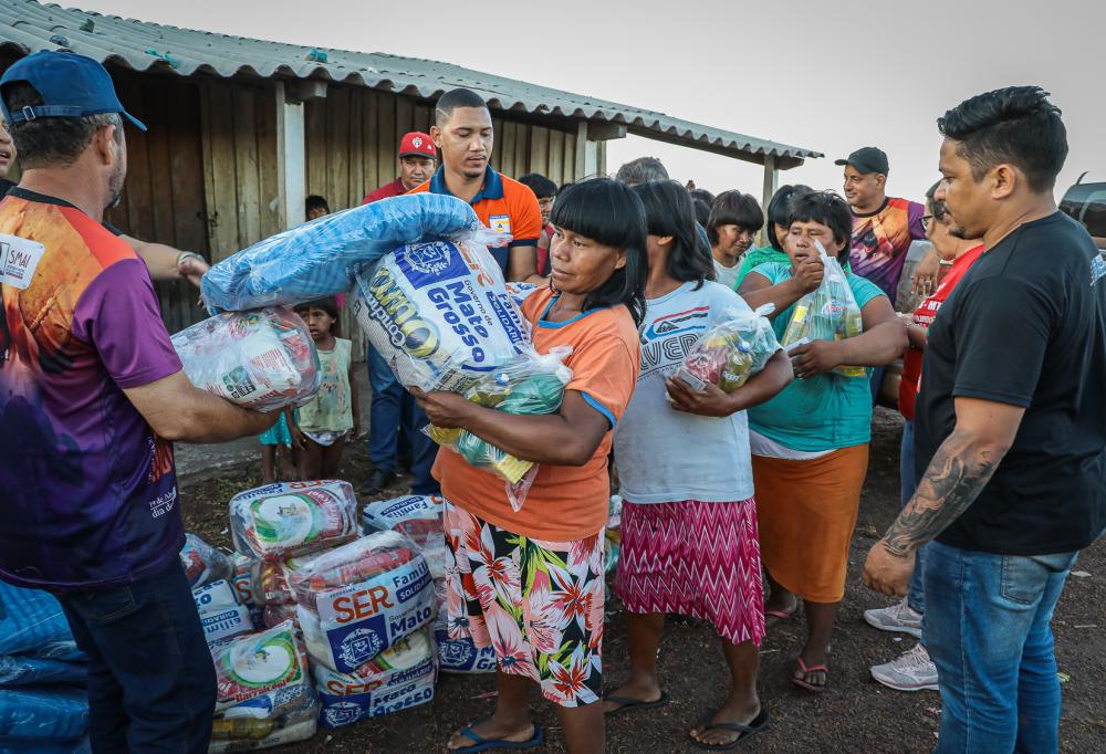  Articulação da primeira-dama de MT garante alimentos e cobertores para indígenas xavantes em Campinápolis