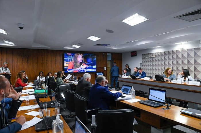 Oposição defende Silvinei Vasques; governistas veem ação política