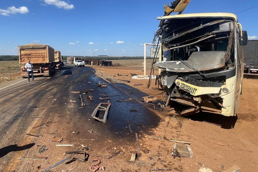 Acidente entre carreta e ônibus escolar deixa estudantes feridos em MT 