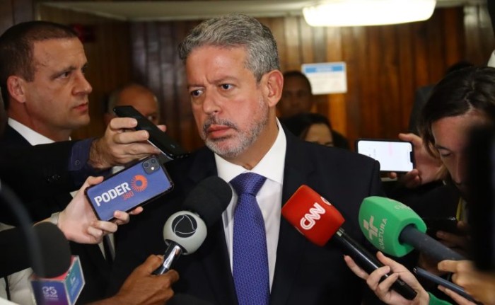 Lira diz que texto da reforma tributária será entregue ainda hoje para ser aperfeiçoado