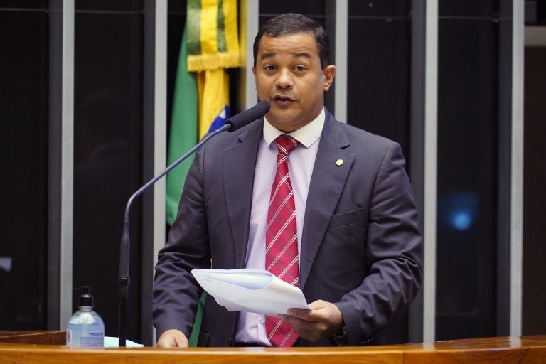 Comissão aprova projeto que autoriza cursos de vigilante a oferecer treinamento de tiro