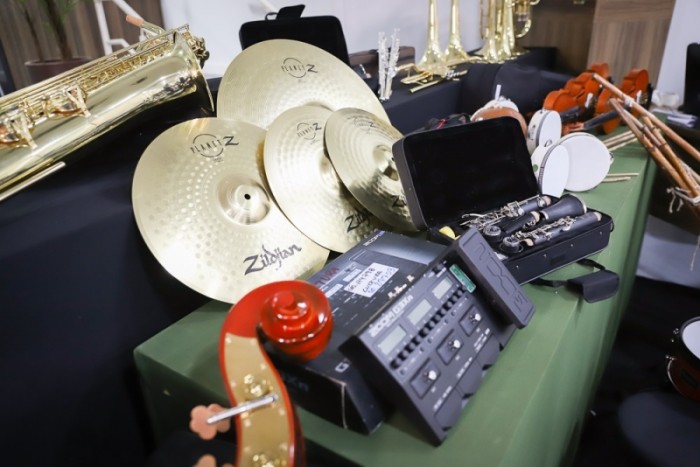 Município entrega instrumentos musicais para Oficinas Culturais e Escola Militar