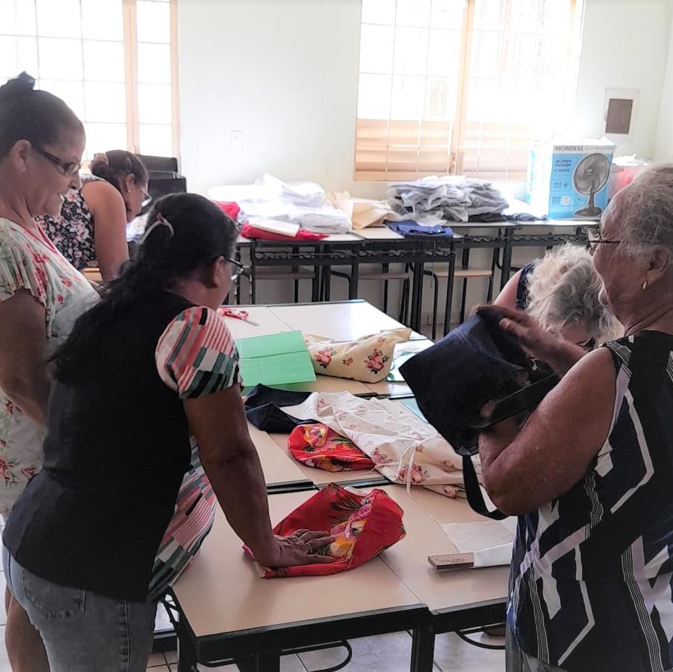 Cursos de corte e costura e trabalhos manuais são oferecidos gratuitamente pelo Sesc-MT
