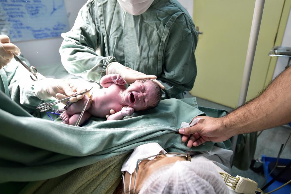  Lei estadual proíbe cobrança de qualquer valor do pai ou acompanhante para assistir ao parto