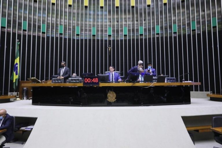 Deputados analisam projeto que regulamenta o trabalho de gestantes na pandemia; acompanhe