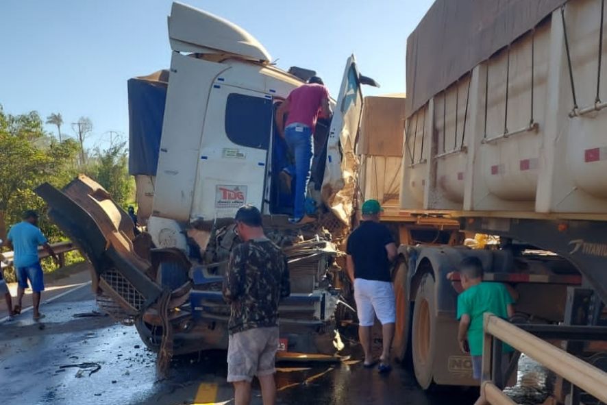 Acidente envolvendo três carretas deixa feridos e uma vítima fatal na BR-163