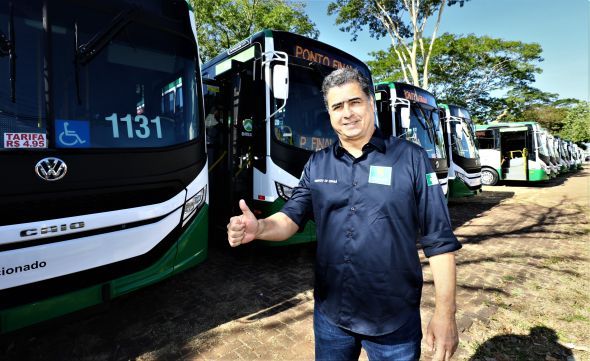Emanuel Pinheiro entrega 42 ônibus para transporte público de Cuiabá