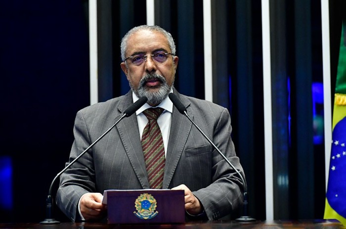 Paim celebra sanção de igualdade salarial entre mulheres e homens