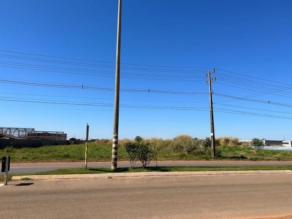 Vereadora pede área de lazer com parquinho e piscina ao lado da escola municipal do Mário Raiter