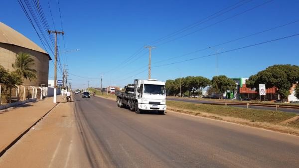 Limpeza e melhorias na sinalização de trânsito da Idemar Riedi são solicitadas por parlamentar