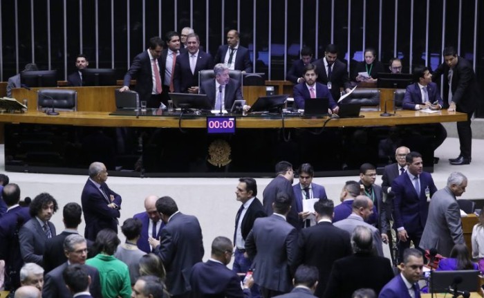Deputados iniciam discussão da reforma tributária no Plenário; acompanhe
