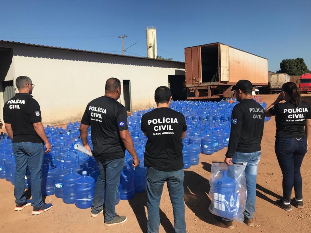 Polícia Civil apreende 1.345 garrafões retornáveis durante buscas em mineradoras e distribuidoras de água