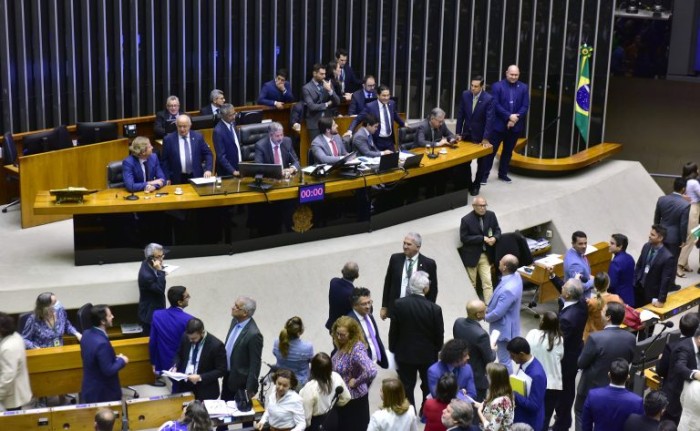 Deputados analisam projeto do Carf; acompanhe