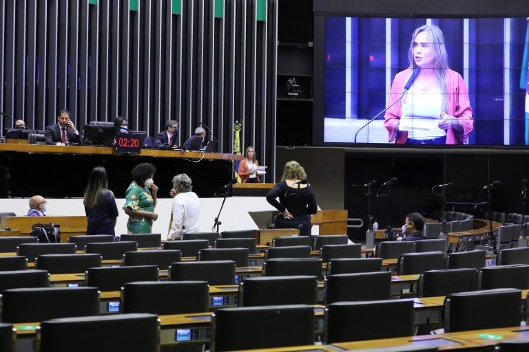 Deputados aprovam a retomada de propaganda gratuita de partidos políticos no rádio e na TV