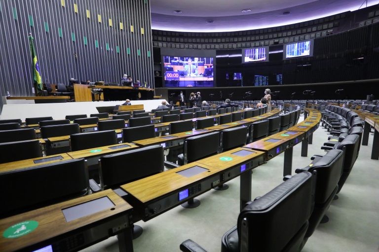 Projeto sobre TV por assinatura é retirado da pauta do Plenário; acompanhe