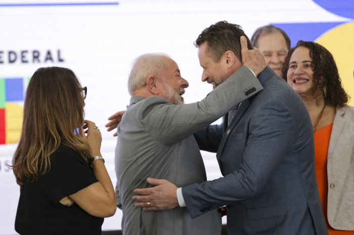 Pesquisadores recuperam condecorações revogadas no governo passado