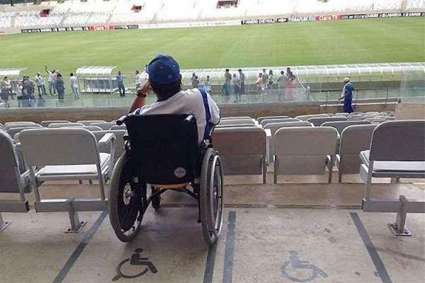 Vereador solicita rampa de acessibilidade para a arquibancada do miniestádio São Domingos