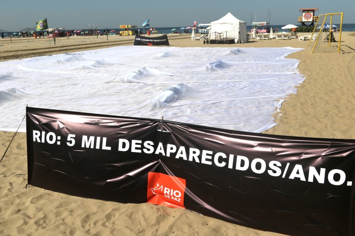 Ato em Copacabana cobra respostas sobre desaparecimento de Amarildo