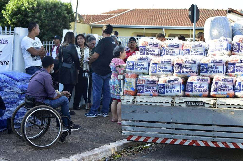 Governo de MT entregou mais de 26 mil cestas de produtos alimentícios em uma semana
