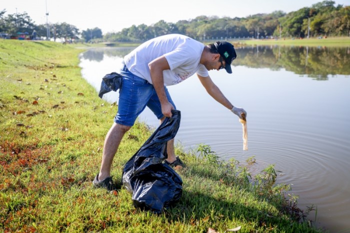 Ação voluntária recolhe lixo do Lago Harri Müller