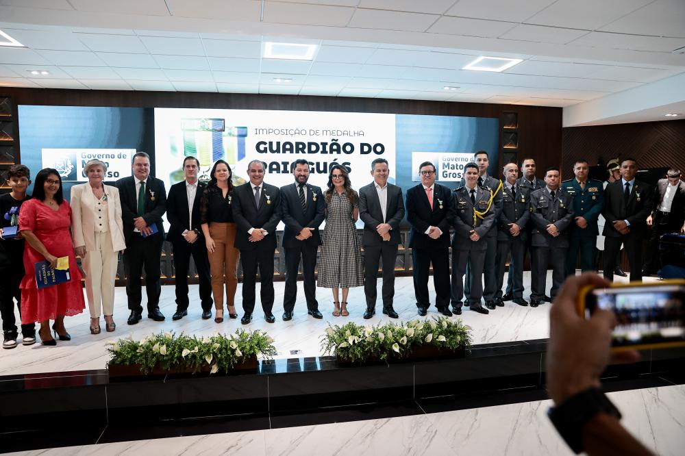 Governo entrega medalha a 79 personalidades que contribuem para o desenvolvimento do Estado