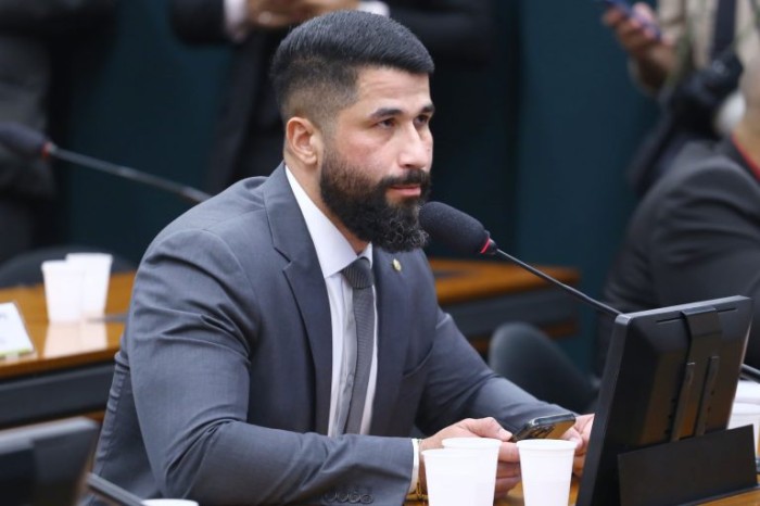 Proposta prevê cabine de estudos gratuita com acesso à internet para estudantes de baixa renda