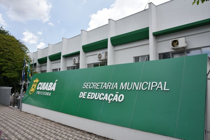 Prefeitura de Cuiabá não paga salário de servidores da Educação; vereador acusa Pinheiro de 'calote'