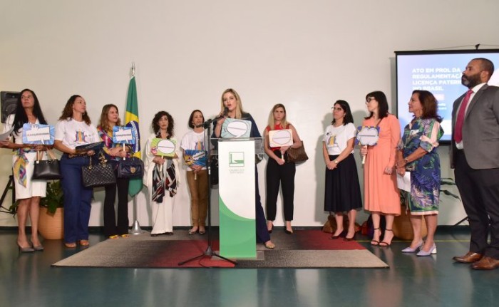 Ato na Câmara reforça importância da licença-paternidade