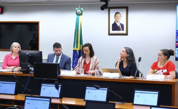 Desmonte das políticas públicas levou a aumento da violência contra mulheres, afirmam debatedoras
