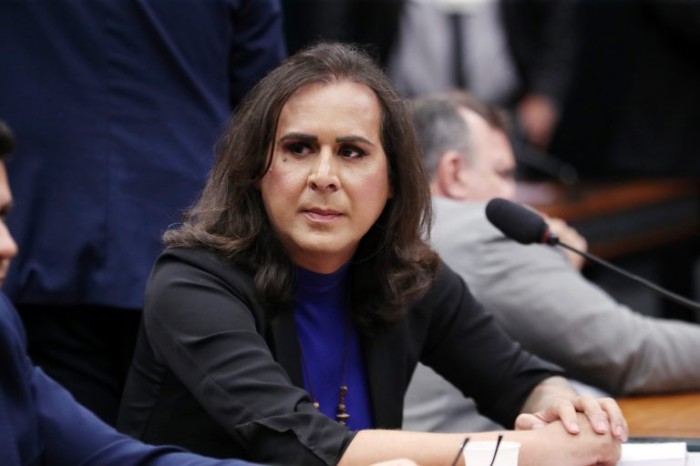 Comissão aprova projeto proíbe escolas públicas de cobrança pelo fornecimento de uniforme escolar