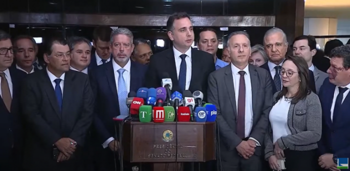 Lira entrega a Pacheco texto da reforma tributária aprovado na Câmara