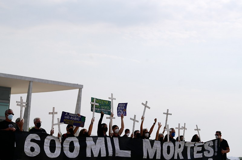Senadores lamentam a marca de 600 mil mortes por covid-19