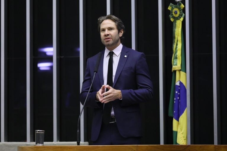 Comissão aprova exame emergencial para revalidar diplomas de médicos