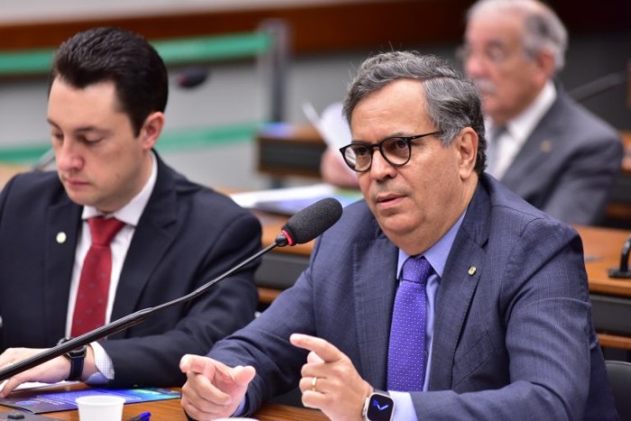 Comissão aprova proibição de produção e importação de sprays de espuma recreativos