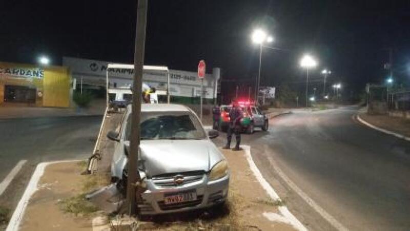 Motorista bate carro e o abandona em avenida de Várzea Grande