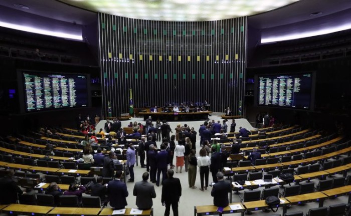 Deputados analisam projeto que estabelece multa para bancos que fizerem empréstimos consignados sem autorização expressa do beneficiário do INSS