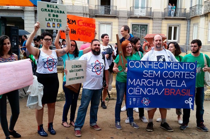 CE pode votar permissão para contribuição previdenciária de bolsistas