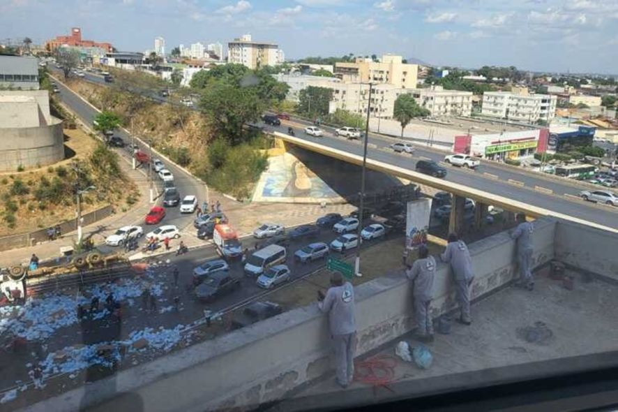 Caminhão tomba na Avenida do CPA e motorista morre 