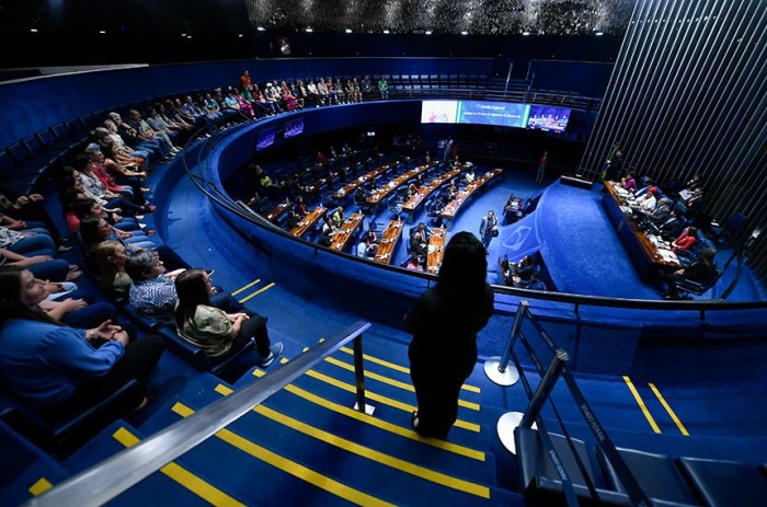 Transporte público gratuito em dia de eleição está na pauta do Plenário