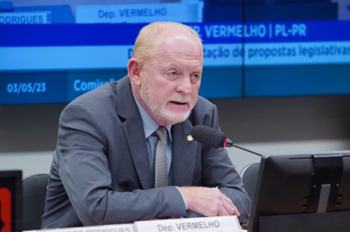 Comissão aprova projeto que prevê legendas em três idiomas em placas de trânsito das regiões turísticas