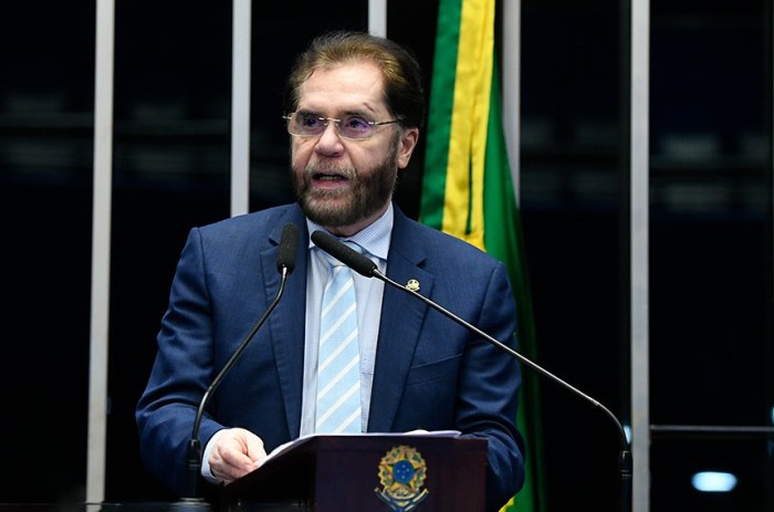 Plínio Valério diz que conflito entre Poderes ameaça a democracia